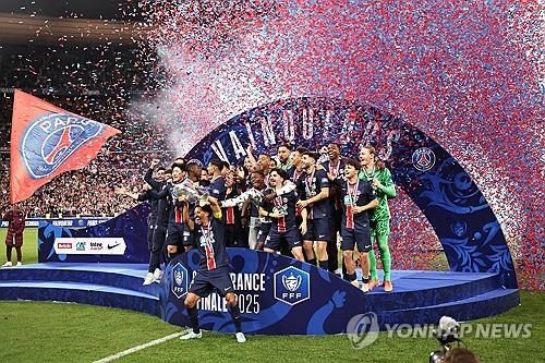 지난 24일 프랑스컵 우승 뒤 세리머니하는 파리 생제르맹(PSG)