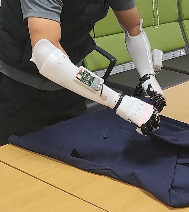 로봇 의수 실증 모습 