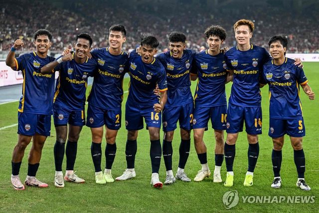 마웅 마웅 르윈(왼쪽 두 번째)의 득점 이후 세리머니