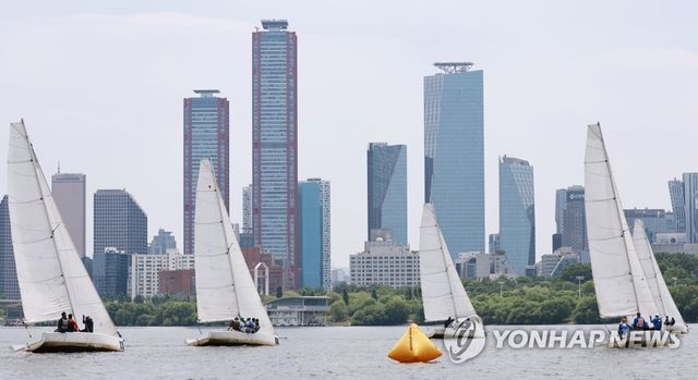 한강 수놓은 요트들