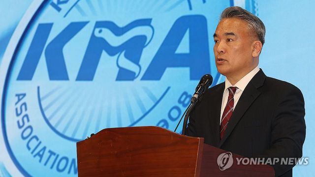 발언하는 김성근 대한의사협회 대변인