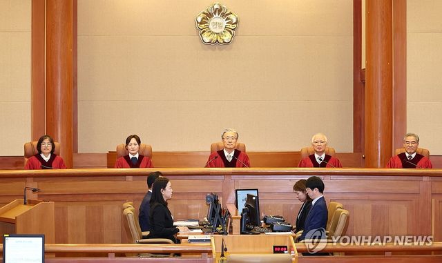 헌재, 아청법 전과자 택시기사 자격 취소 헌법소원 심판 선고