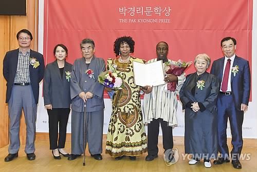 노벨문학상 후보 케냐 응구기 박경리문학상 수상