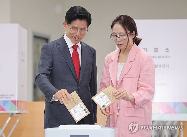 딸과 함께 사전투표하는 국민의힘 김문수 후보