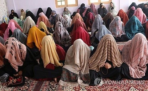 단체 결혼식 앞둔 인도 여성들