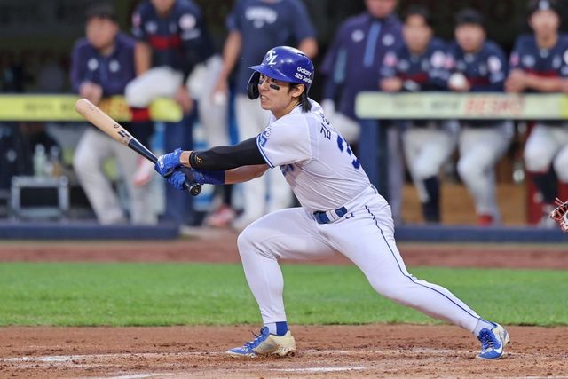 타격하는 삼성 김성윤