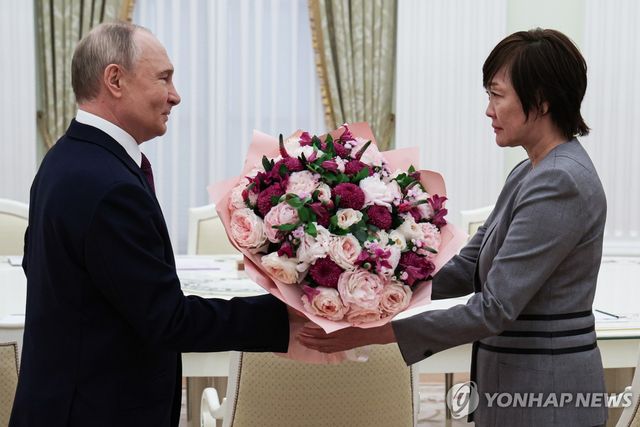 아베 부인에게 꽃다발 선물하는 푸틴 대통령