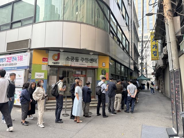 30일 오전 서울 중구 소공동 주민센터에는 투표 시작 후 1시간 동안 255명이 한 표를 행사했다. 4층 투표소에서 시작한 대기 줄은 1층까지 계단을 가득 채우고도 투표소 밖까지 늘어섰다. [촬영 장보인]