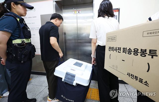 보관 장소로 옮겨지는 사전투표함