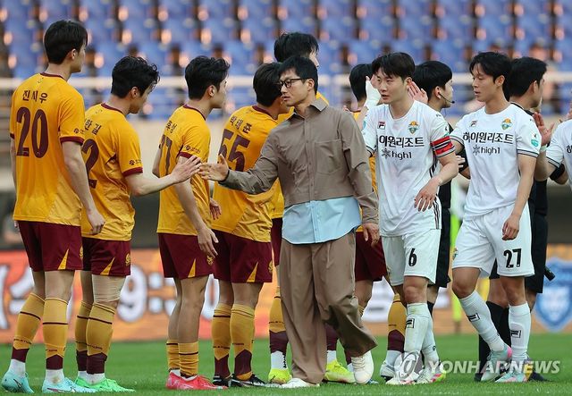 선수들 격려하는 이정효 감독