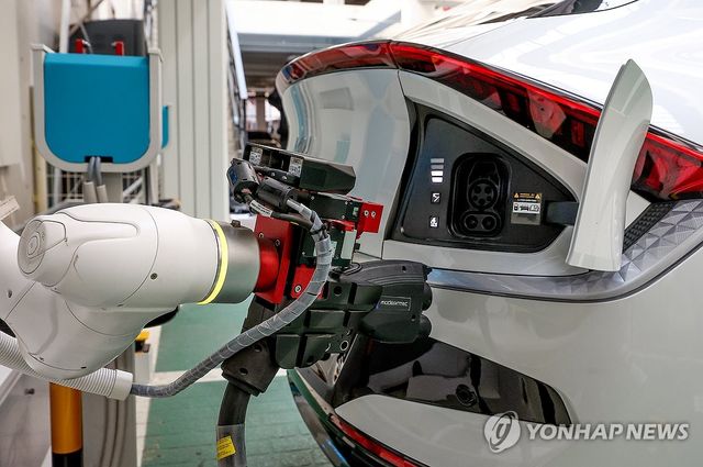 이날 서울 강서구 신방화역 공영주차장에서 전기차 중전이 이뤄지는 모습. [연합뉴스 자료사진]