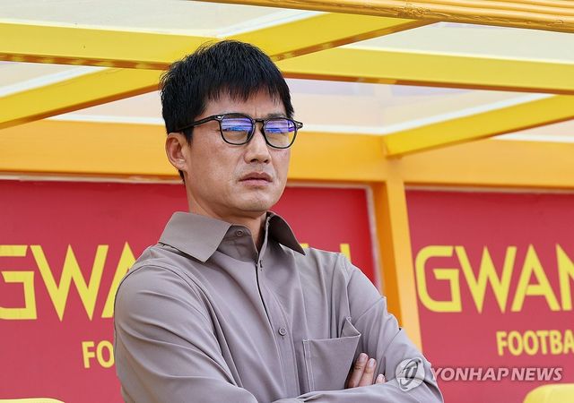 그라운드 바라보는 이정효 감독