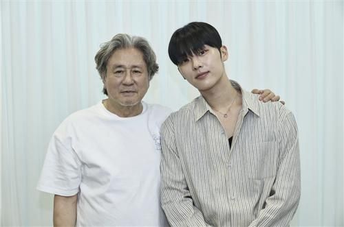 좌측부터 배우 최민식·최현욱