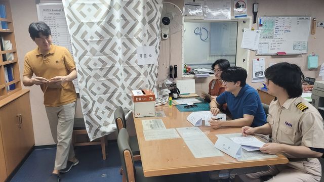 선원 조합원 선상투표 모습