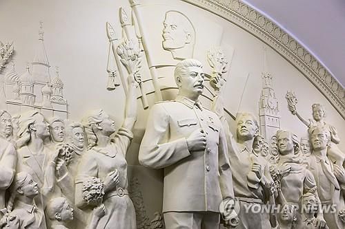 러시아 지하철역에 등장한 스탈린 조각상 