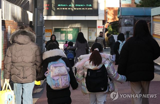 등교하는 초등학생들