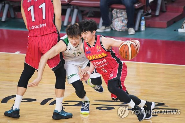 돌파하는 LG 김시래(오른쪽)