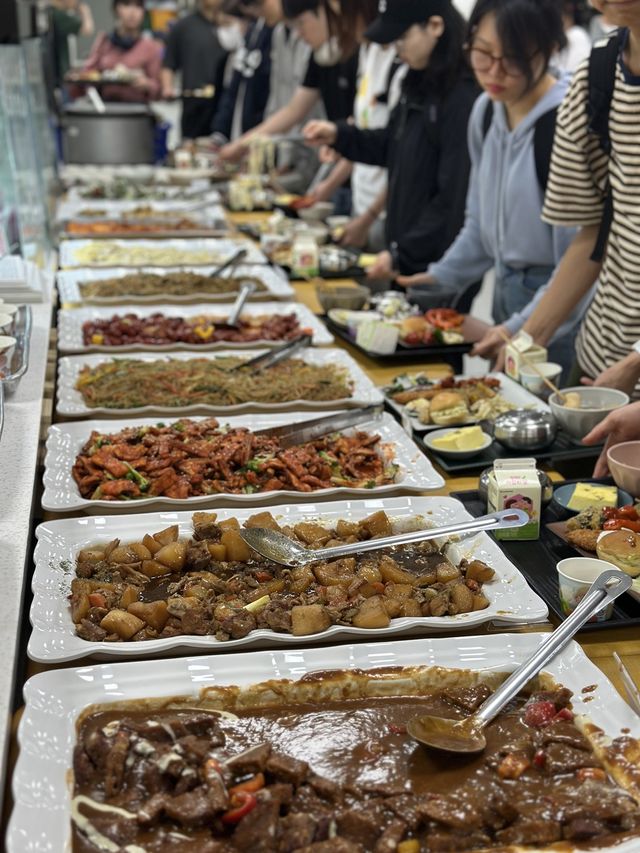 학생 식당에 마련된 뷔페 음식