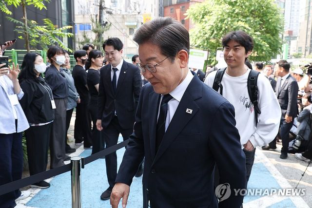 사전투표소 들어가는 이재명 후보