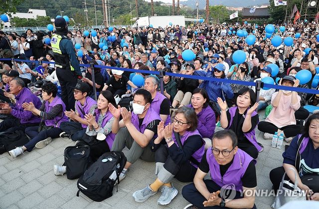이재명 후보 발언 듣는 이태원 참사 유가족