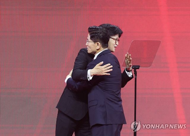 한동훈 후보와 포옹하는 김문수 후보