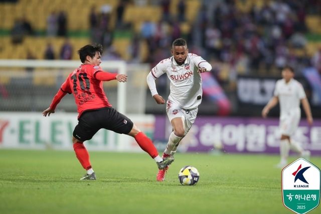 강원 구본철과 수원FC 안데르손