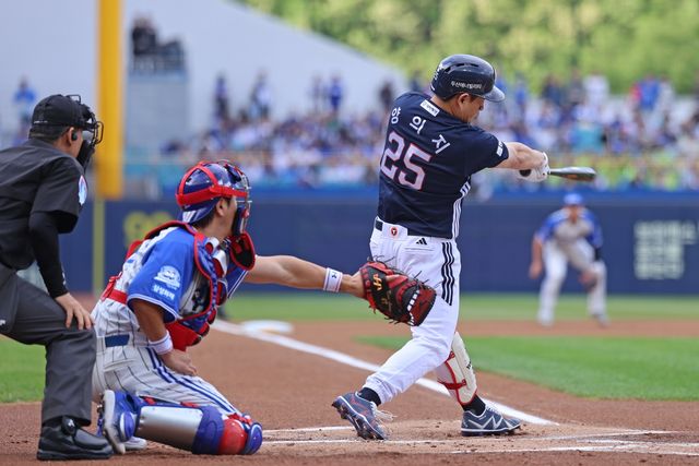 3일 경기에서 타격하는 두산 양의지