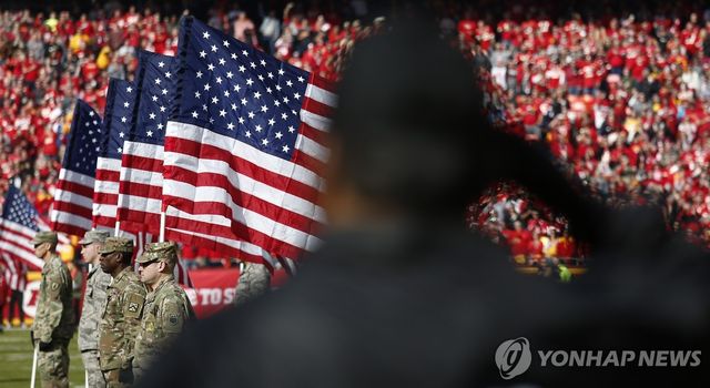 재향군인의 날 미국 프로풋볼(NFL) 경기장의 풍경