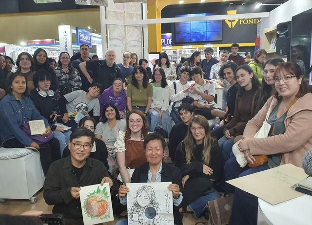 '만화가들과의 대화'에서의 김금숙 작가