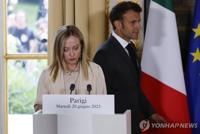 마크롱 대통령(오른쪽)과 멜로니 총리