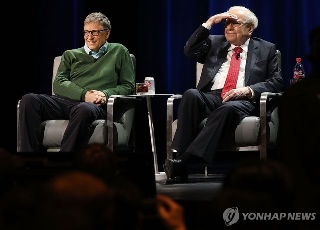 빌 게이츠 마이크로소프트 창업자(좌측)와 워런 버핏 버크셔 해서웨이 회장(우측)