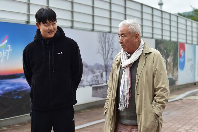 대회장을 찾은 주원홍 대한테니스협회장(오른쪽)