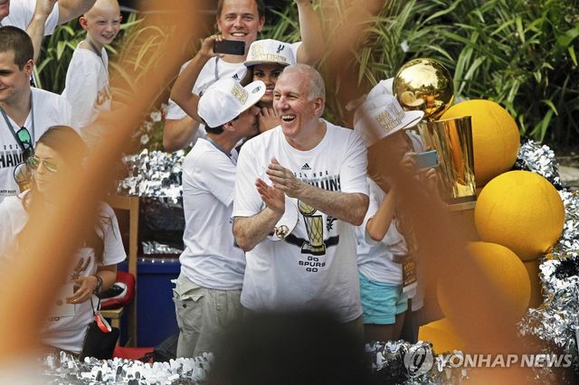 2014년 6월 우승 퍼레이드 때 그레그 포퍼비치 감독