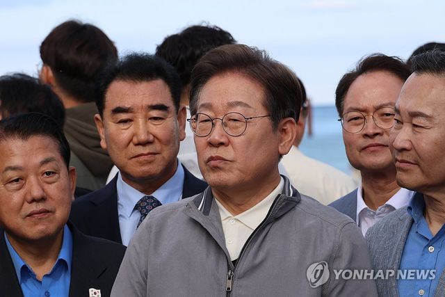 김문수 후보 선출 관련 질문에 답하는 이재명 후보