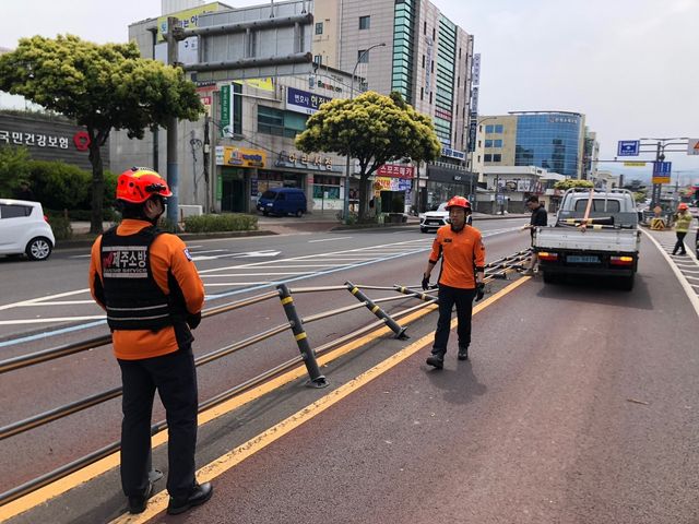 강풍에 넘어간 중앙분리대
