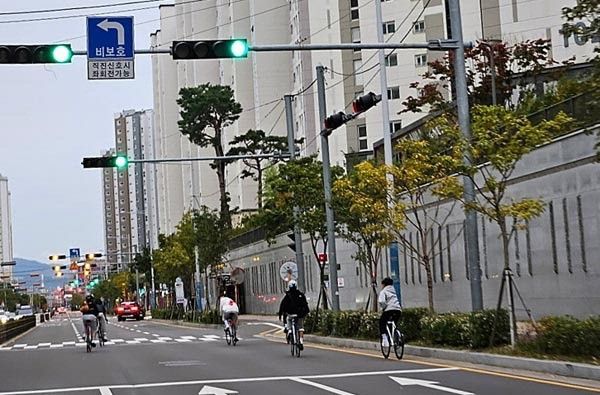 도로에서 픽시 자전거 타는 학생들