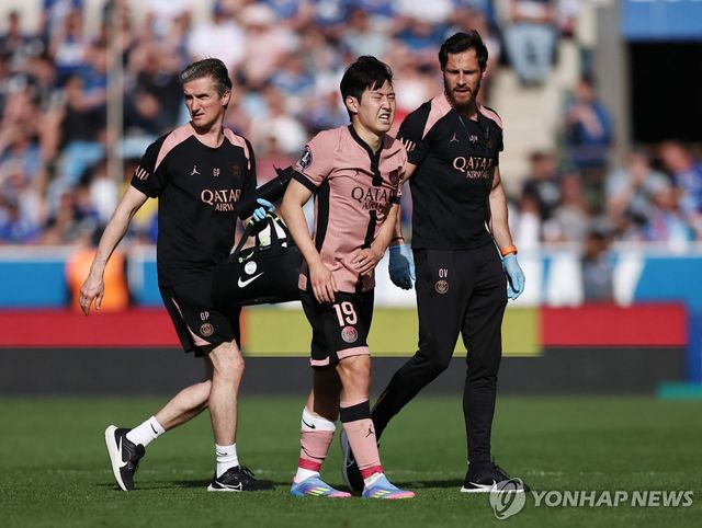 고통을 호소하며 그라운드를 벗어나는 이강인