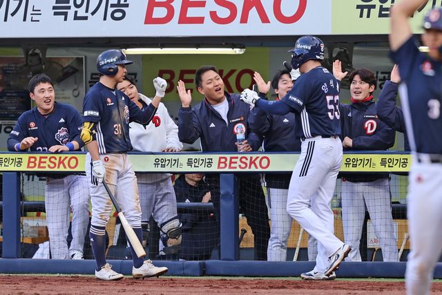 3일 삼성 전 6회에 대량 득점 후 기뻐하는 두산 선수들. 
