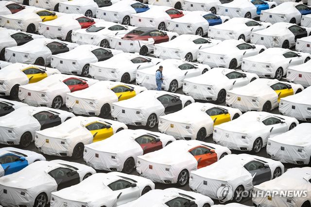 일본 요코하마항 자동차들