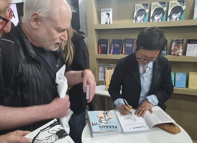 그림으로 서명하는 김금숙 작가