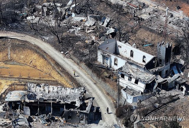 산불에 쑥대밭 된 마을 살펴보는 주민
