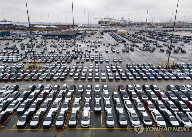 미국 볼티모어항에 있는 차들