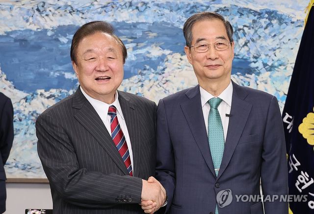 정대철 헌정회장과 악수하는 한덕수 전 총리