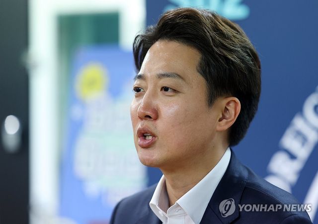 취재진 질문에 답하는 이준석 후보