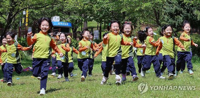 '어린이날 앞두고, 즐거운 아이들'