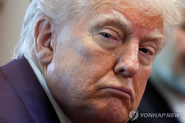 정책에 소송을 제기하거나 정적과 연계된 법률업체를 제재할 수 있도록 하는 행정명령에 서명한 도널드 트럼프 미국 대통령 [로이터 연합뉴스 자료사진. 재판매 및 DB 금지]