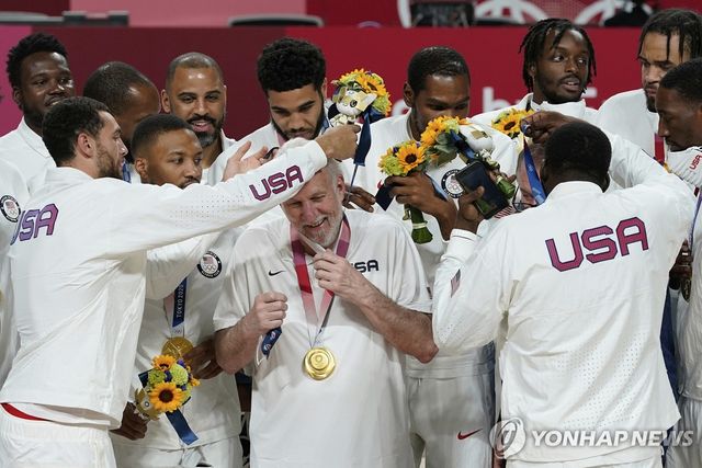 2021년 8월 미국의 도쿄 올림픽 남자 농구 금메달 획득 당시 포퍼비치 감독