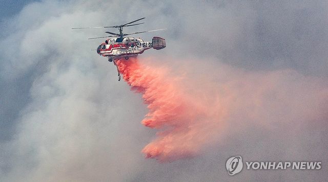 의성 산불 현장에 투하되는 '산불지연제'
