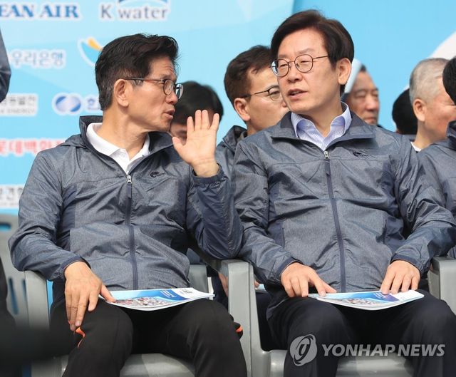 더불어민주당 이재명 대선후보(오른쪽)와 국민의힘 김문수 대선후보가 지난 2018년 5월 1일 서울 송파구 잠실 올림픽 주경기장에서 열린 '한국노총 2018 노동절 마라톤대회'에서 대화하는 모습 [연합뉴스 자료사진]