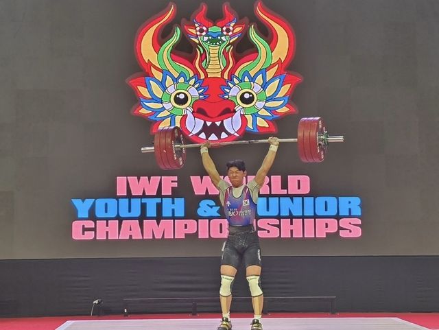 바벨을 드는 박주현